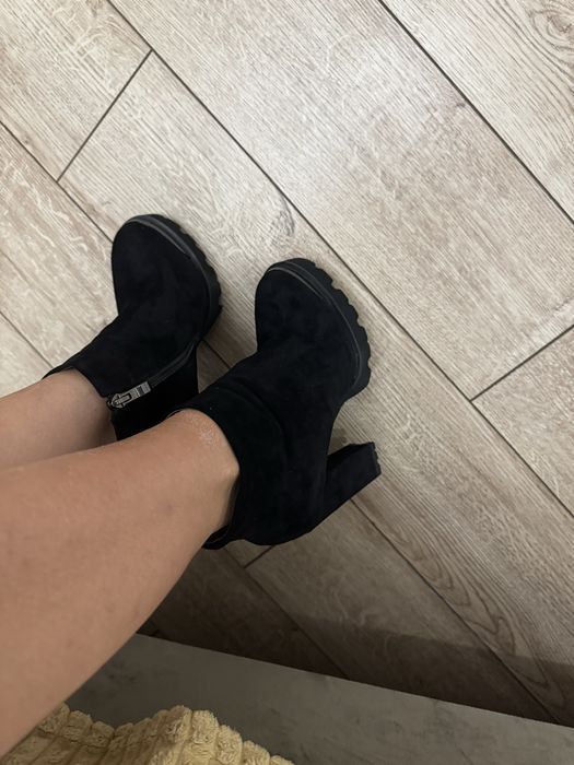 Продаю ботильоны на каблуке