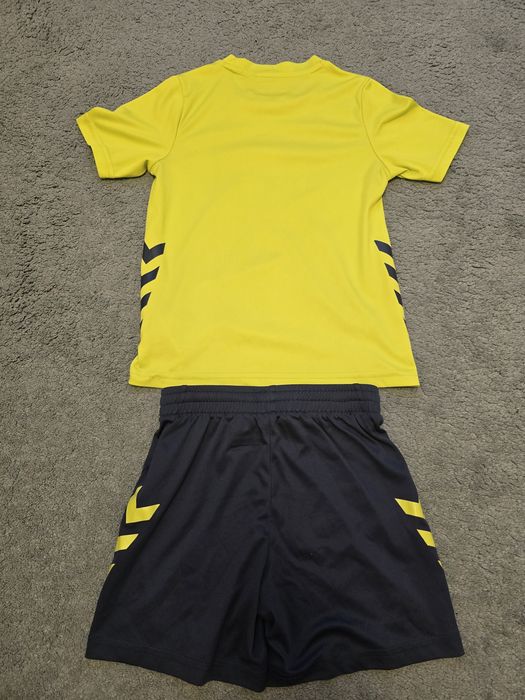Set tricou si pantaloni scurți hummel, marimea 128 cm