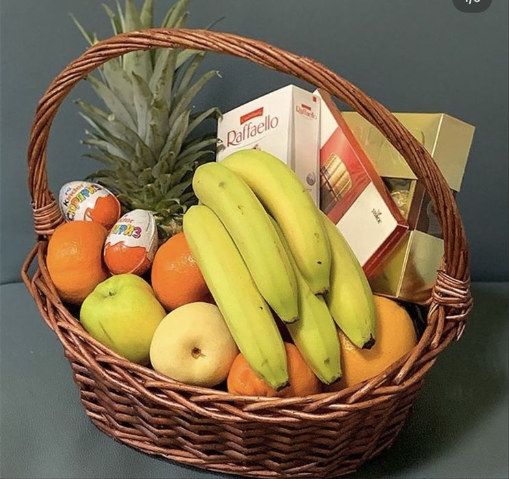 Фрукты и сладости в корзине