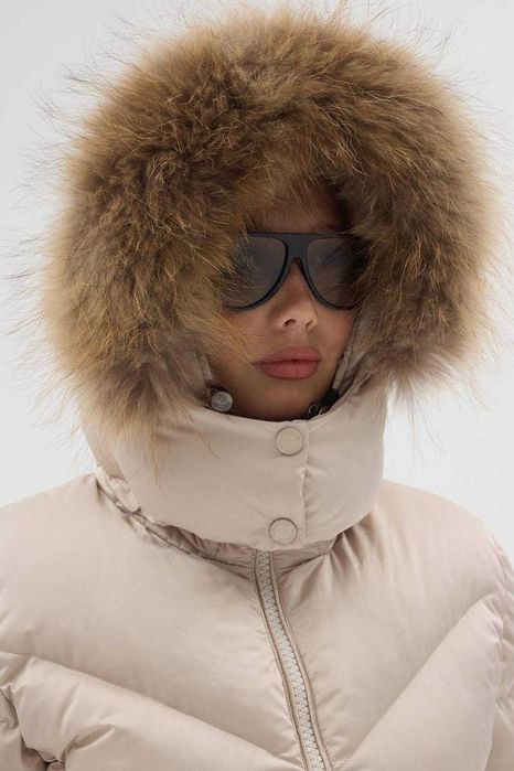 Moncler вталено дамско яке с качулка