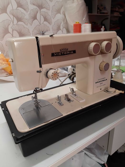 Vând masina de cusut casnică rezistentă,făra mecanisme din plastic