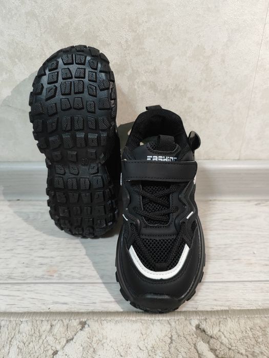 Новые кросовки очень хорошего качества.