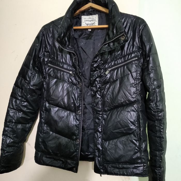 Продам пуховик LEVI'S.