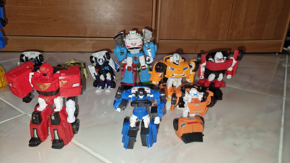Продам игрушки трансформеры Тоботы
