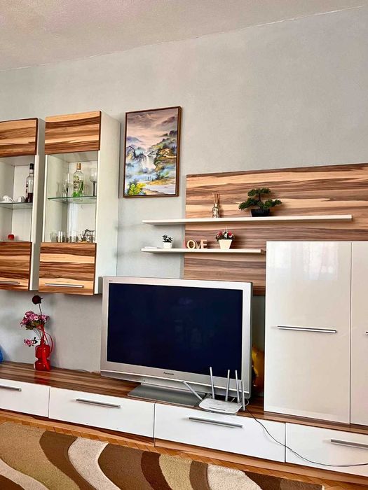 Тристаен апартамент в близост до АУБГ