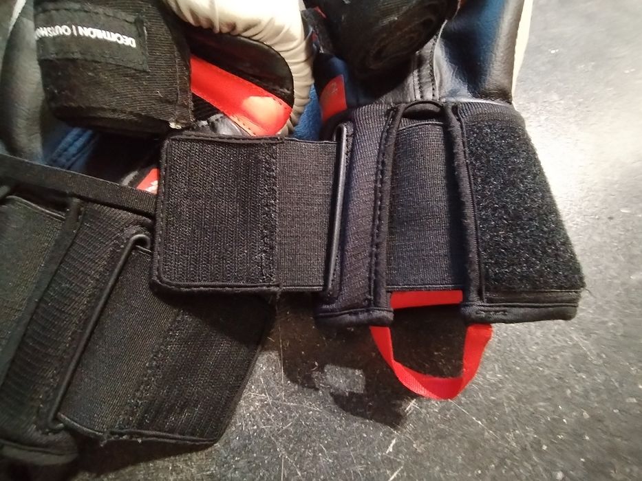 Боксови ръкавици  за Муай тай ,раница и спортен бинт за ръце