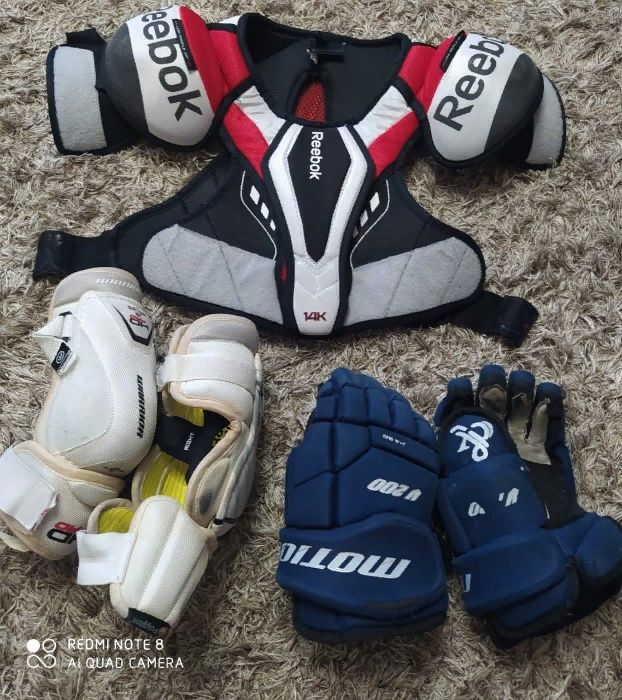 Продам нагрудник хоккейный