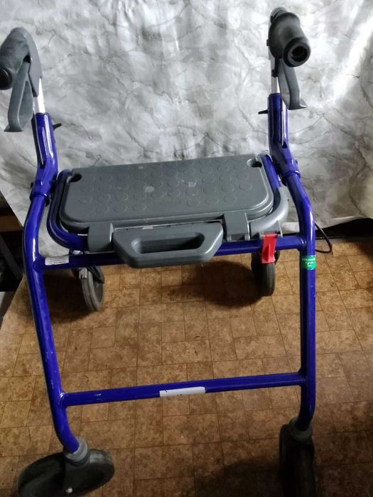 Инвалидни колички помощни средства