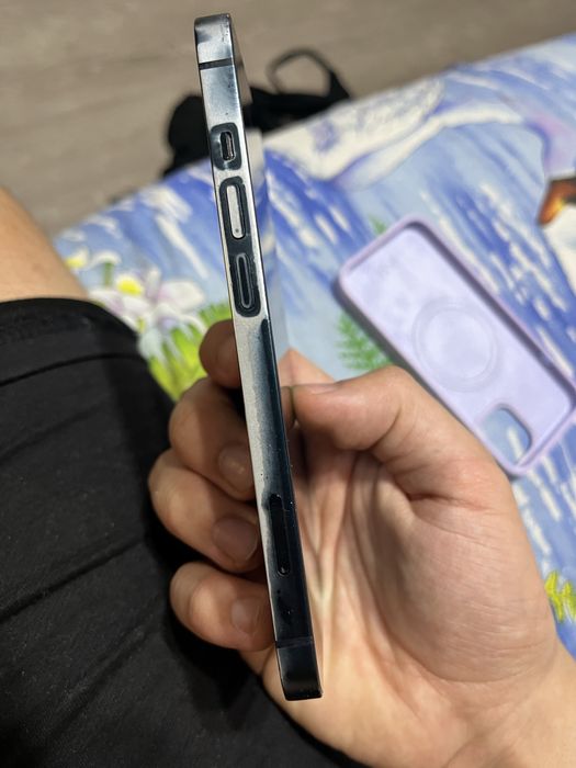 Продам Iphone 13