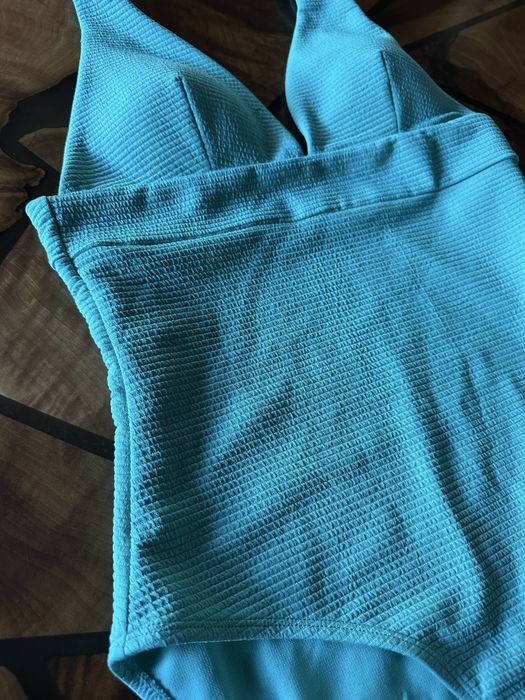 Цял бански костюм в цвят тюркоаз