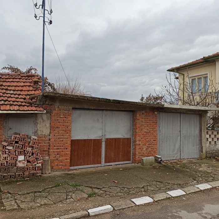 Продава се къща в с. Черна гора