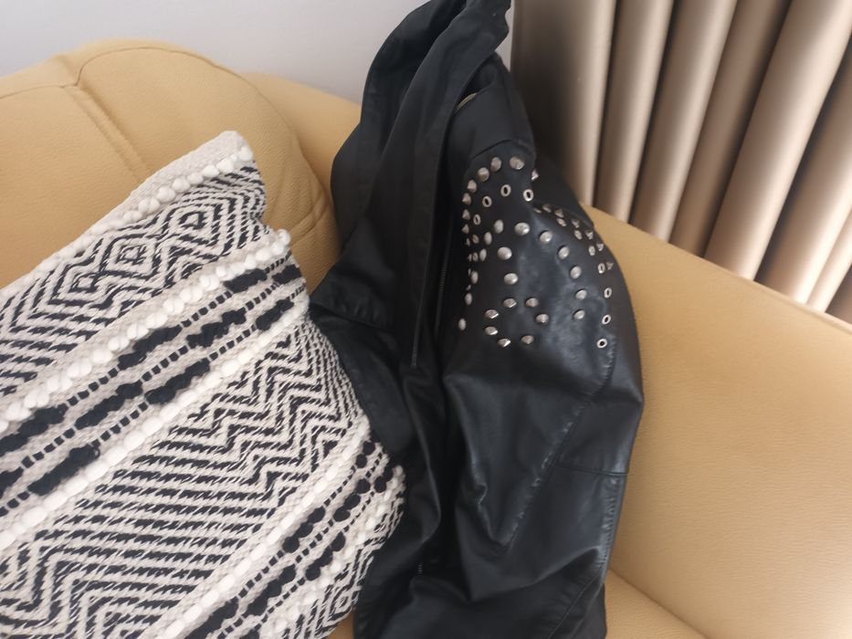 Geaca rock piele moale ,cu tinte 38 -40