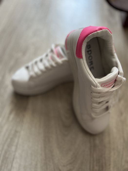 Продам новые кроссовки