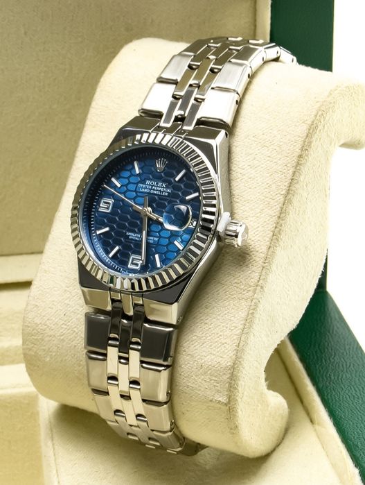 Продается часы синие и черные