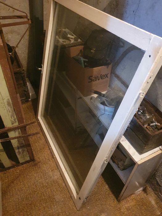 Продавам крило на прозорец