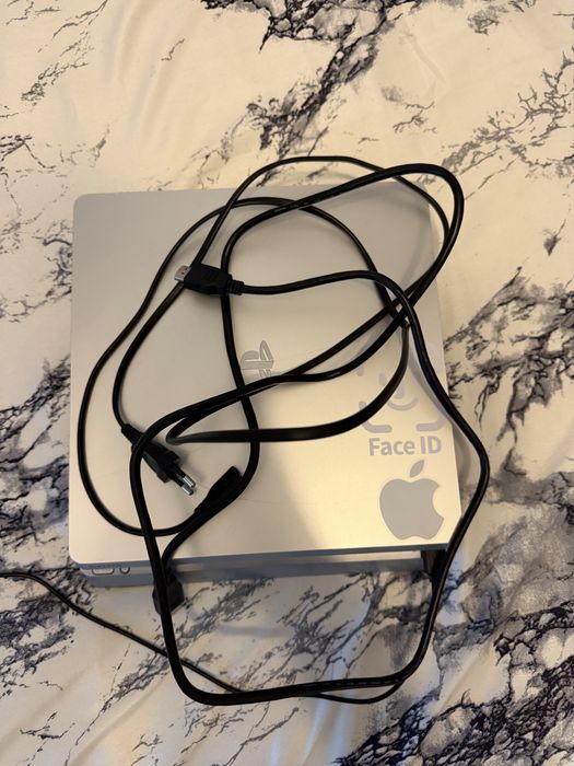 Consolă PlayStation 4 Slim Silver (Argintiu) 500GB + 2 Manete Originale + 2 Jocuri (GTA V, AC Syndicate)
