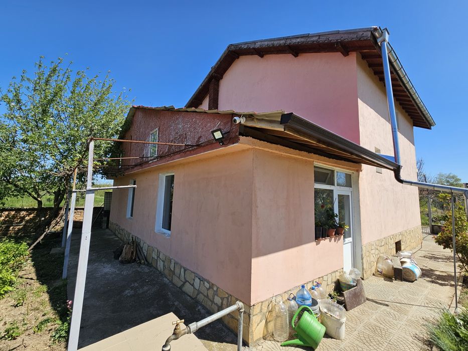 Двуетажна къща в с. Победа