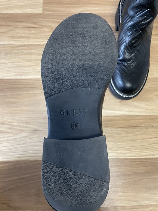 Обувки Guess.
