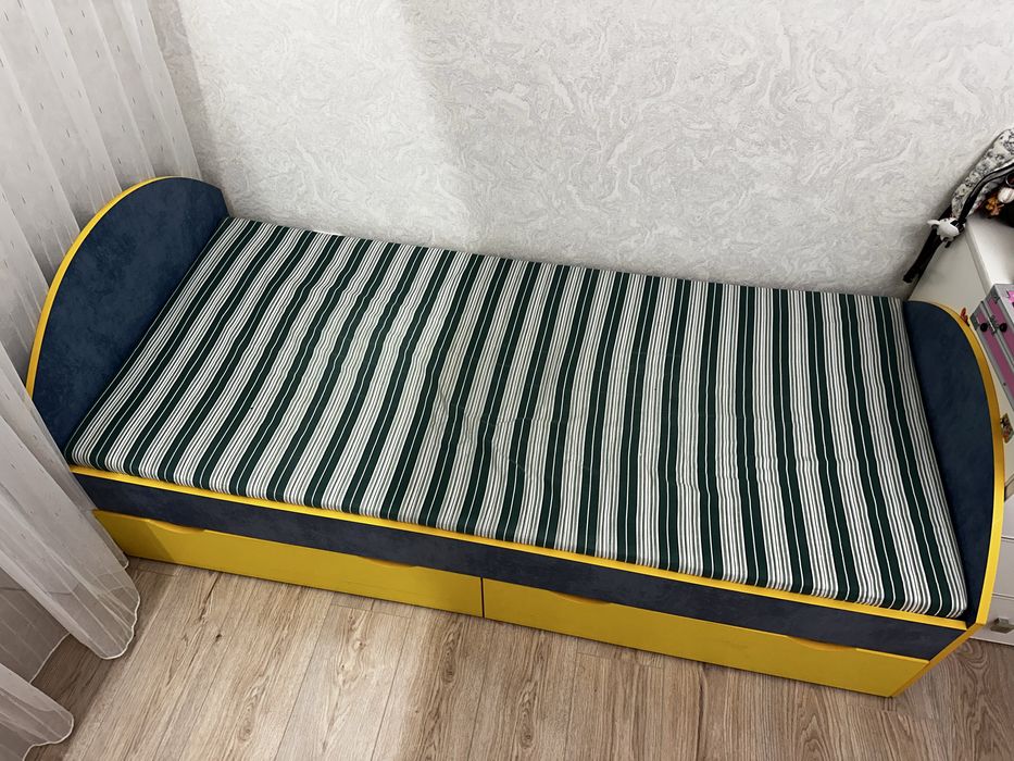 Кровать с матрасом