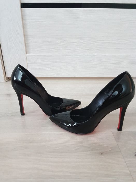 Лаковые черные туфли