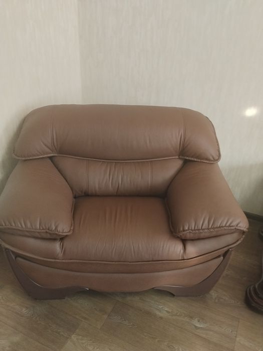 Продам диван , кресло и столик