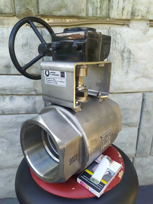 Голям неръждаем кран  4 цола .