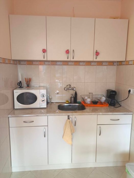 Кухня с вградена мивка