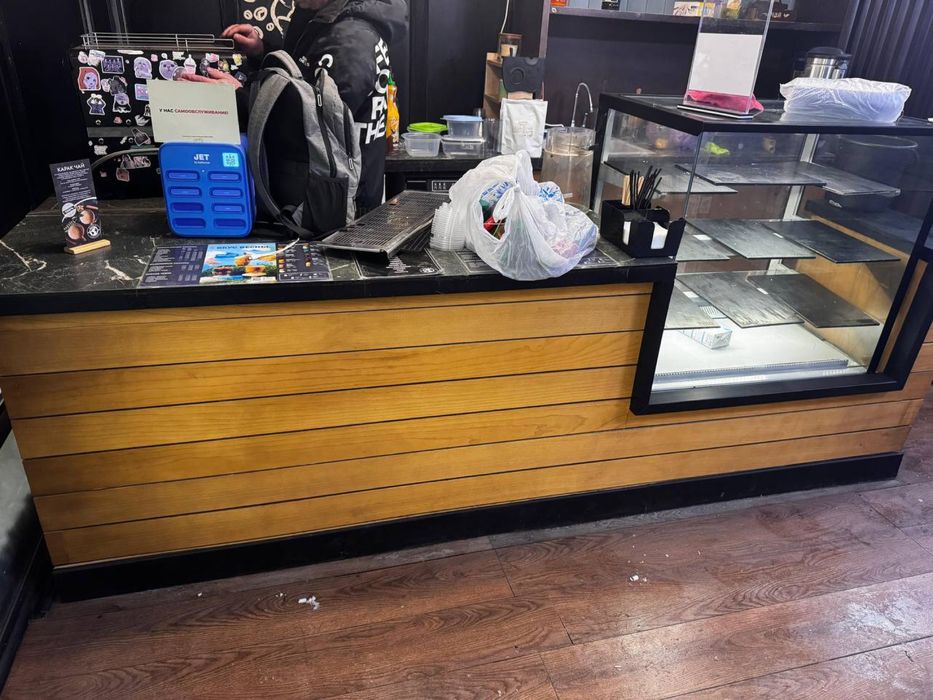 Продам оборудование для кофейни ВИТРИНА СТОЛЫ ДИВАНЫ