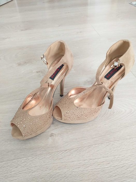 Летни дамски обувки с висок ток