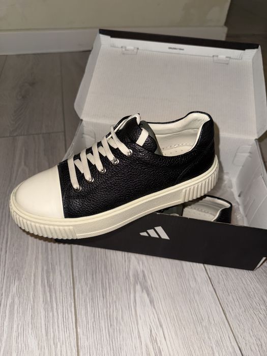 кроссовки продаю новые уни