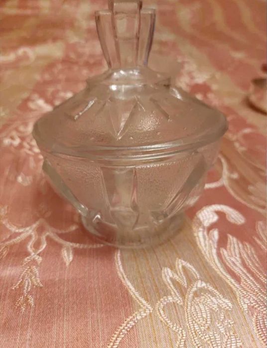 Продавам  антични ретро предмети за дома-чиний,съдове,бижутера