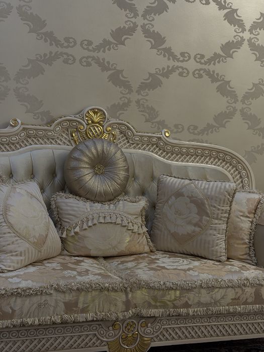 Роскошный диван в классическом стиле