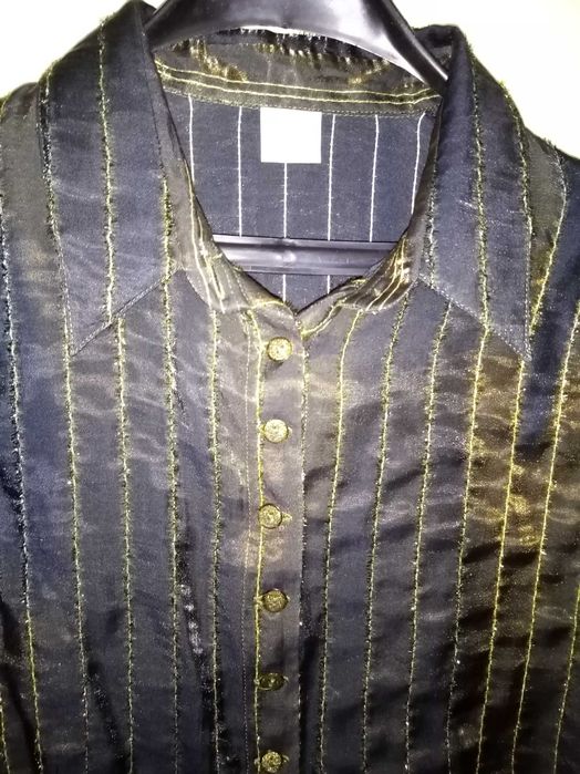 Официални дамски сако и риза.