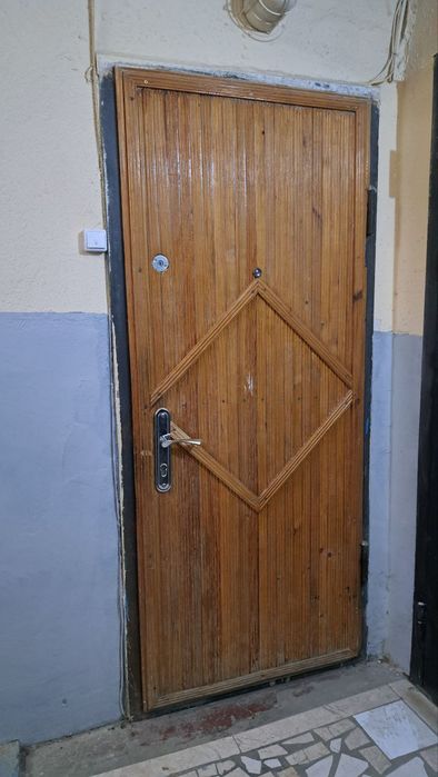 Продам ЖЕЛЕЗНУЮ ВХОДНУЮ ДВЕРЬ. В хорошем состоянии. Замки Российские