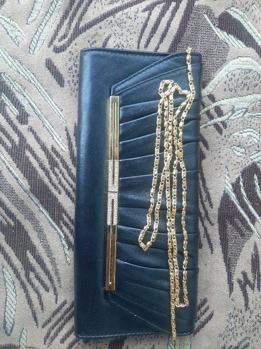 Продам куртки и обувь.