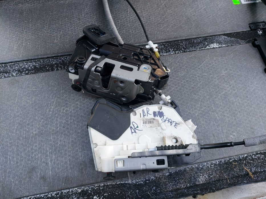Broasca usa stanga/dreapta spate vw Passat b8