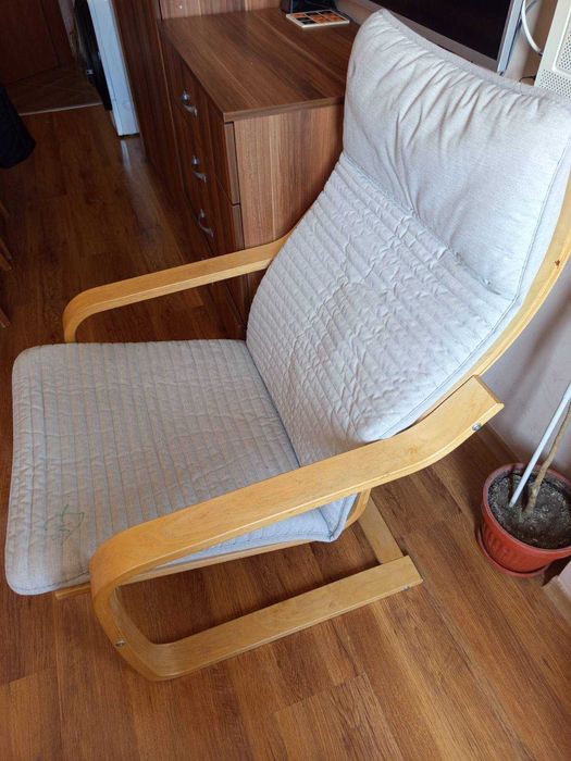 Мебели за дома,разтегателен фотьойл, люлеещ стол и трапезни столове.