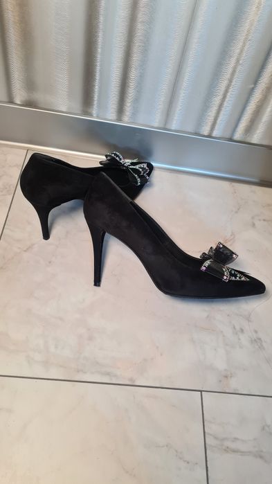 Pantofi eleganți nepurtati