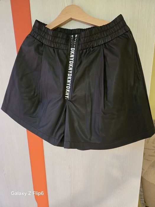 Детски къси панталонки DKNY
