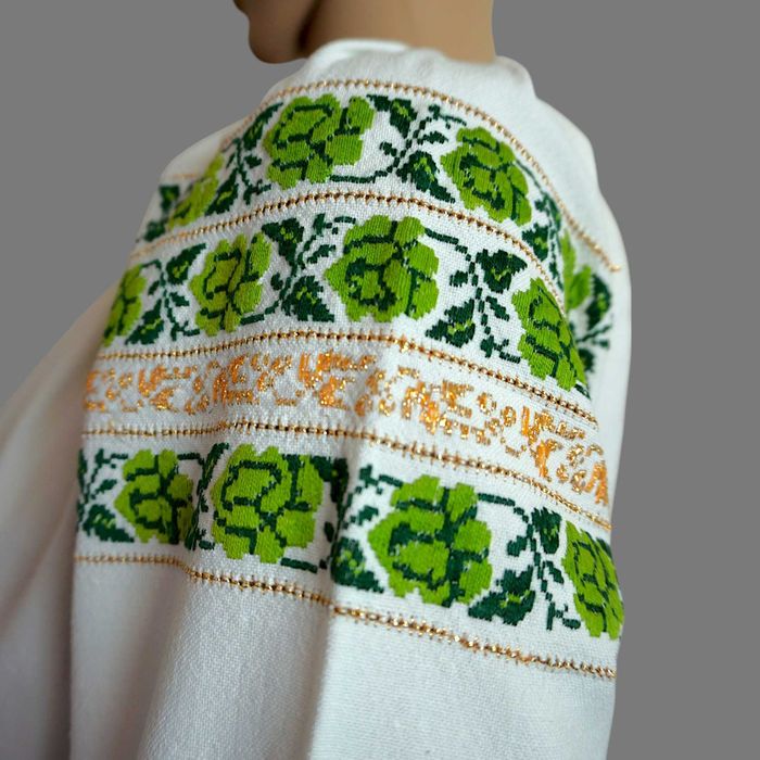 Costum popular autentic, vechi din Bucovina, lucrat manual masura S-M