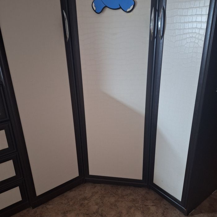 Срочно продам угловой  шкаф