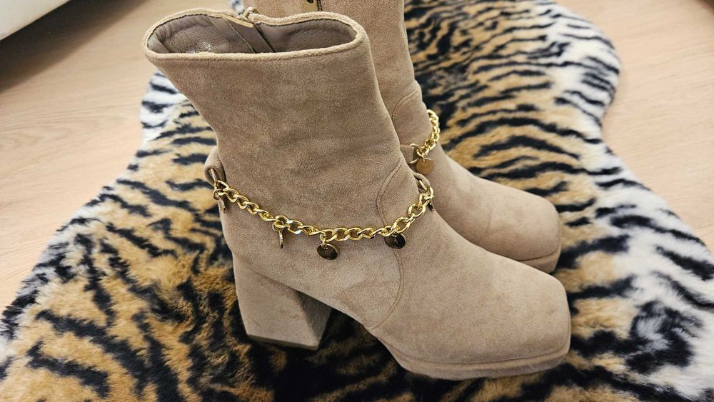 Боти в Бежов цвят велур