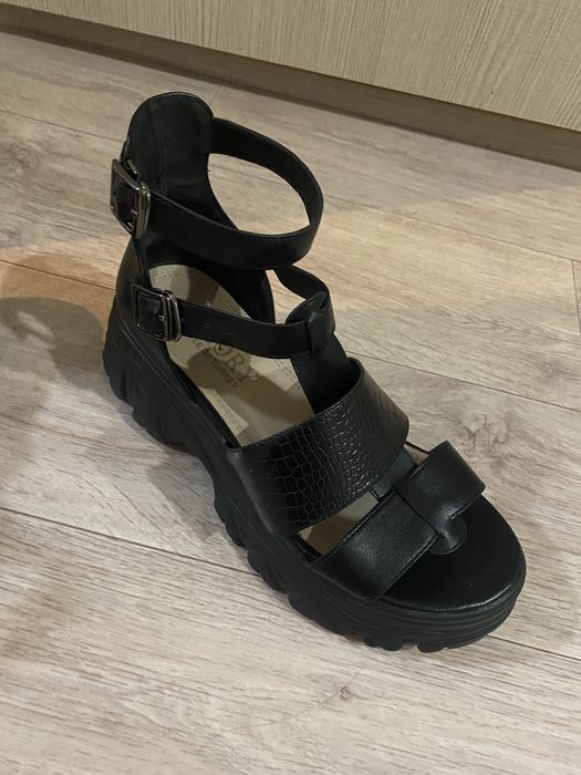 Продам босоножки 5000тг