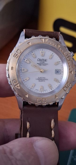 Ceas de mîna bărbătescpe baterie cu lumina pe timp de noapte.