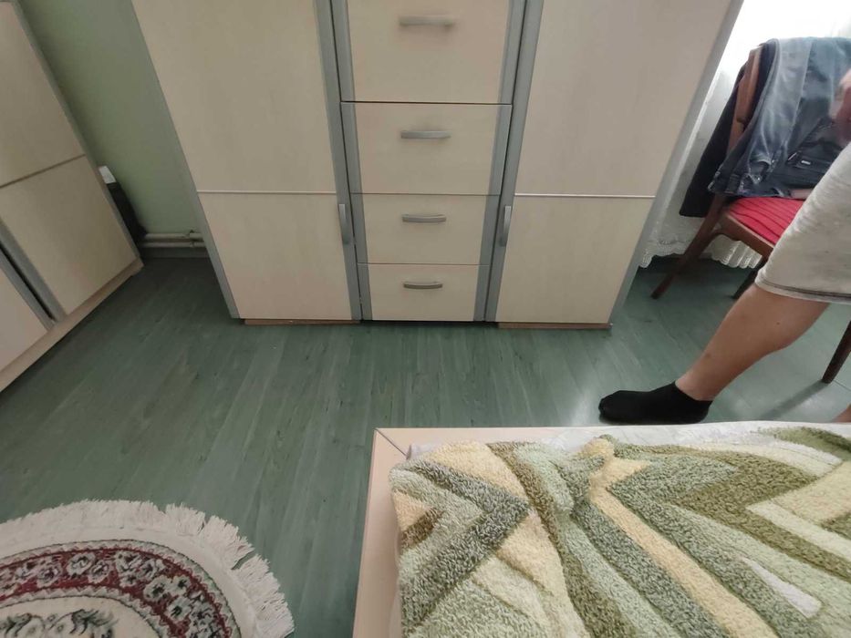Продавам Гардероб 5-крилен, скрин и спалня комплект с размери 180х200