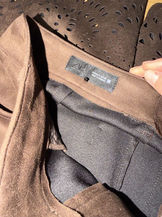 Свободен костюм от Zara.