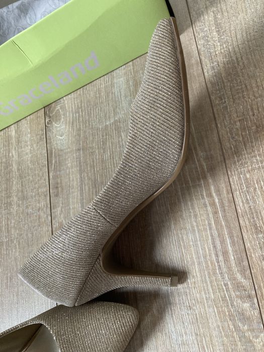 Златисти обувки на ток 38