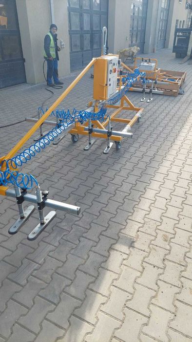 Dispozitiv cu vacuum de manipulat/montat panouri sandwich