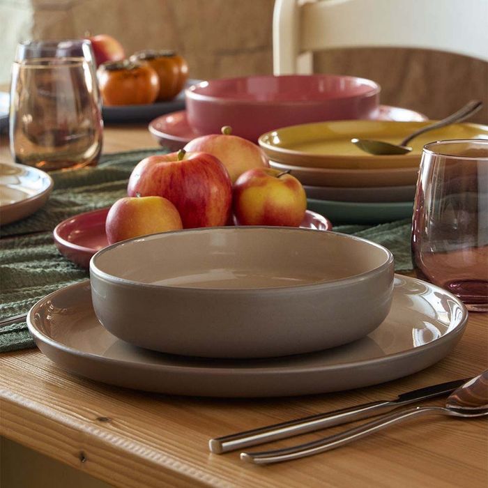 Цветен сервиз за хранене