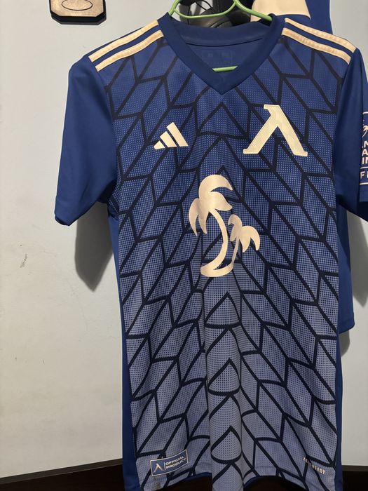 Тениска на левски